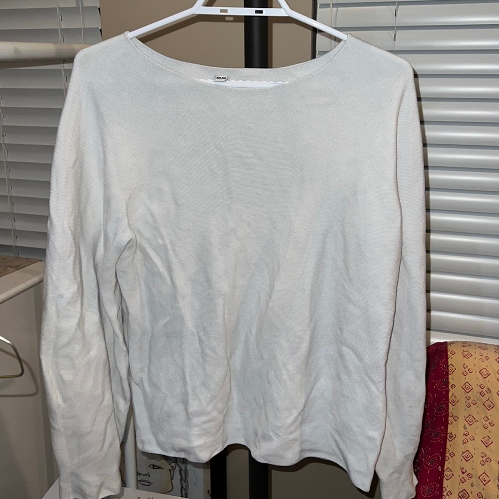 Uniqlo white long-sleeved sweater